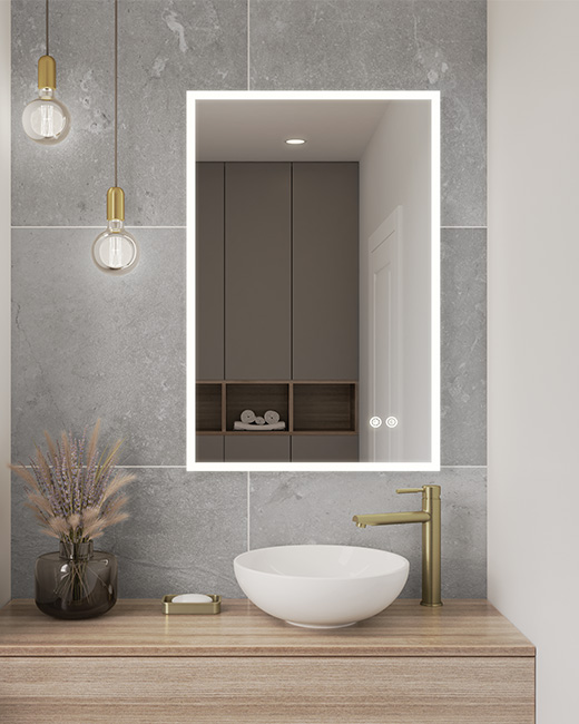 Une élégante salle de bains d'invités dotée d'un miroir DEL rectangulaire décorant une vanité flottante en bois.